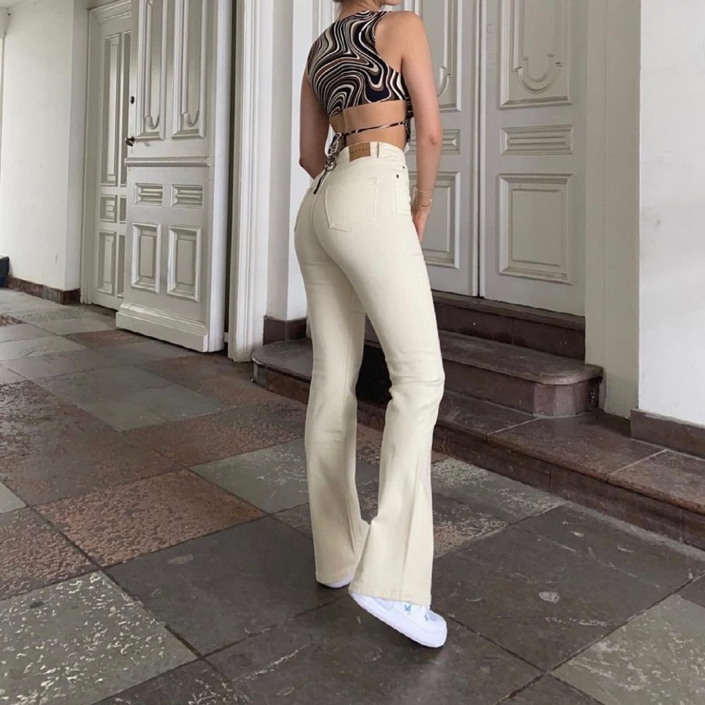 BOOTLEG JEANS IN BUTTERMILK